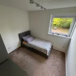 Cosy Two Bedroom Flat *