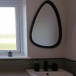 Entire Spacious 3-bed Family Home, Centre, Free Parking, Garden דירה