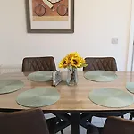 Apartment Entire Spacious 3-bed Family Home, Centre, Free Parking, Garden Glasgow