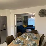 Entire Spacious 3-bed Family Home, Centre, Free Parking, Garden דירה