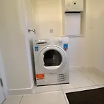 Entire Spacious 3-bed Family Home, Centre, Free Parking, Garden דירה