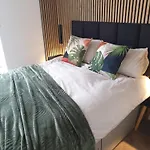 Apartamento Entire Spacious 3-bed Family Home, Centre, Free Parking, Garden