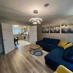 Entire Spacious 3-bed Family Home, Centre, Free Parking, Garden דירה