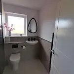 Entire Spacious 3-bed Family Home, Centre, Free Parking, Garden דירה