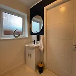 Entire Spacious 3-bed Family Home, Centre, Free Parking, Garden דירה *