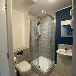 Entire Spacious 3-bed Family Home, Centre, Free Parking, Garden דירה *