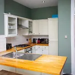 Apartmán Modern, Light-filled And Sleek West End