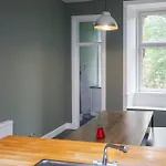 Modern, Light-filled And Sleek West End Glasgow