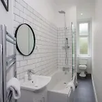 Apartmán Modern, Light-filled And Sleek West End *