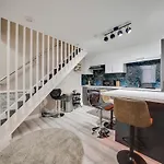 בית נופש Luxurious Royal 2br Apartment, Centre *