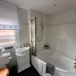 3br Flat Sleeps 6 West End Sights Driveway 格拉斯哥