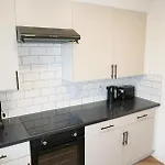 Spacious 2 Bed Near Airport * グラスゴー