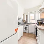 Cosy And Bright 3-bedroom Flat *