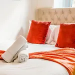 Cosy And Bright 3-bedroom Flat גלאזגו