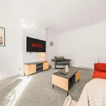 Cosy And Bright 3-bedroom Flat דירה גלאזגו