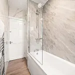 Cosy And Bright 3-bedroom Flat דירה *