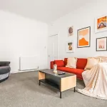 Cosy And Bright 3-bedroom Flat דירה *