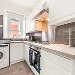 Cosy And Bright 3-bedroom Flat *