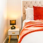 Cosy And Bright 3-bedroom Flat דירה *