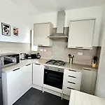 Charming 3-bed Oasis-free Parking