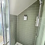 Newly Renovated Gem - Free Parking & Modern Comfort Glasgow
