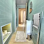 Newly Renovated Gem - Free Parking & Modern Comfort Vakantiehuis Glasgow