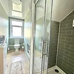 Newly Renovated Gem - Free Parking & Modern Comfort * Glasgow