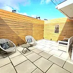 Vakantiehuis Newly Renovated Gem - Free Parking & Modern Comfort Glasgow
