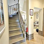 Vakantiehuis Newly Renovated Gem - Free Parking & Modern Comfort