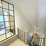 Newly Renovated Gem - Free Parking & Modern Comfort Vakantiehuis *
