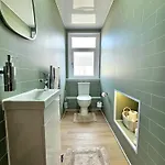 Newly Renovated Gem - Free Parking & Modern Comfort Vakantiehuis Glasgow
