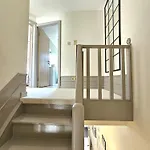 Vakantiehuis Newly Renovated Gem - Free Parking & Modern Comfort