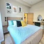 Newly Renovated Gem - Free Parking & Modern Comfort Vakantiehuis *