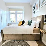 Newly Renovated Gem - Free Parking & Modern Comfort Vakantiehuis *