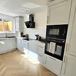 Vakantiehuis Newly Renovated Gem - Free Parking & Modern Comfort Glasgow