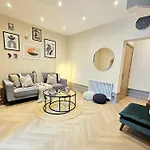 Newly Renovated Gem - Free Parking & Modern Comfort Vakantiehuis *