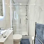 Vakantiehuis Newly Renovated Gem - Free Parking & Modern Comfort *