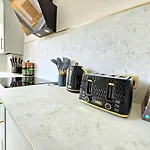 Newly Renovated Gem - Free Parking & Modern Comfort Vakantiehuis Glasgow