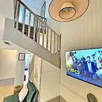 Newly Renovated Gem - Free Parking & Modern Comfort Glasgow