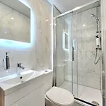 Newly Renovated Gem - Free Parking & Modern Comfort Vakantiehuis Glasgow