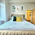 Newly Renovated Gem - Free Parking & Modern Comfort * Glasgow