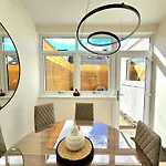 Newly Renovated Gem - Free Parking & Modern Comfort Vakantiehuis *