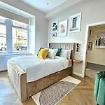 Vakantiehuis Newly Renovated Gem - Free Parking & Modern Comfort Glasgow