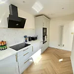 Newly Renovated Gem - Free Parking & Modern Comfort Vakantiehuis Glasgow