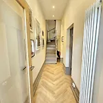 Vakantiehuis Newly Renovated Gem - Free Parking & Modern Comfort Glasgow
