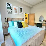 Newly Renovated Gem - Free Parking & Modern Comfort * Glasgow