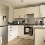 Modern 3br With 3 Bathrooms, Garden & Free Parking * Glasgow