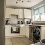 Modern 3br With 3 Bathrooms, Garden & Free Parking