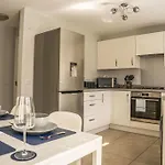 Villa Modern 3br With 3 Bathrooms, Garden & Free Parking