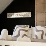 Modern 3br With 3 Bathrooms, Garden & Free Parking Villa *